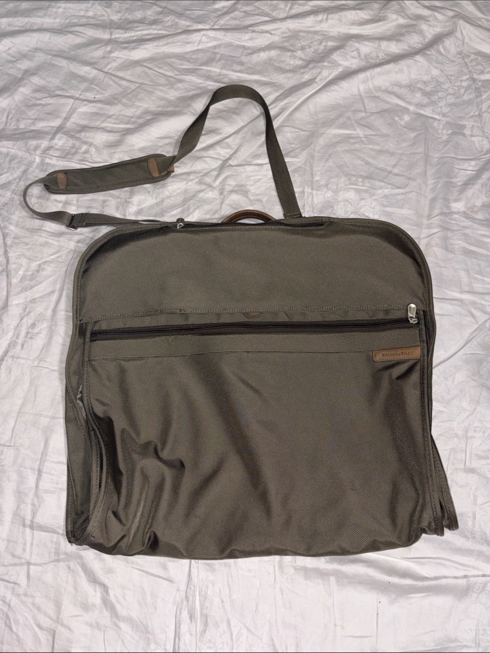 Like new Briggs & Riley olive green classic Baseline Garment Bag